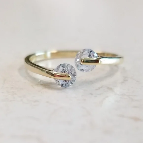 Delicate 18k Ring - Picture 2 of 8